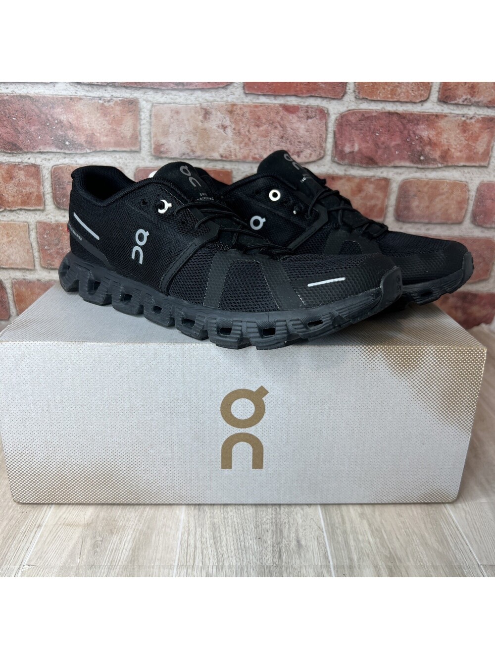 On Cloud 5 Women Running Shoes Black White Size 9 US With Box